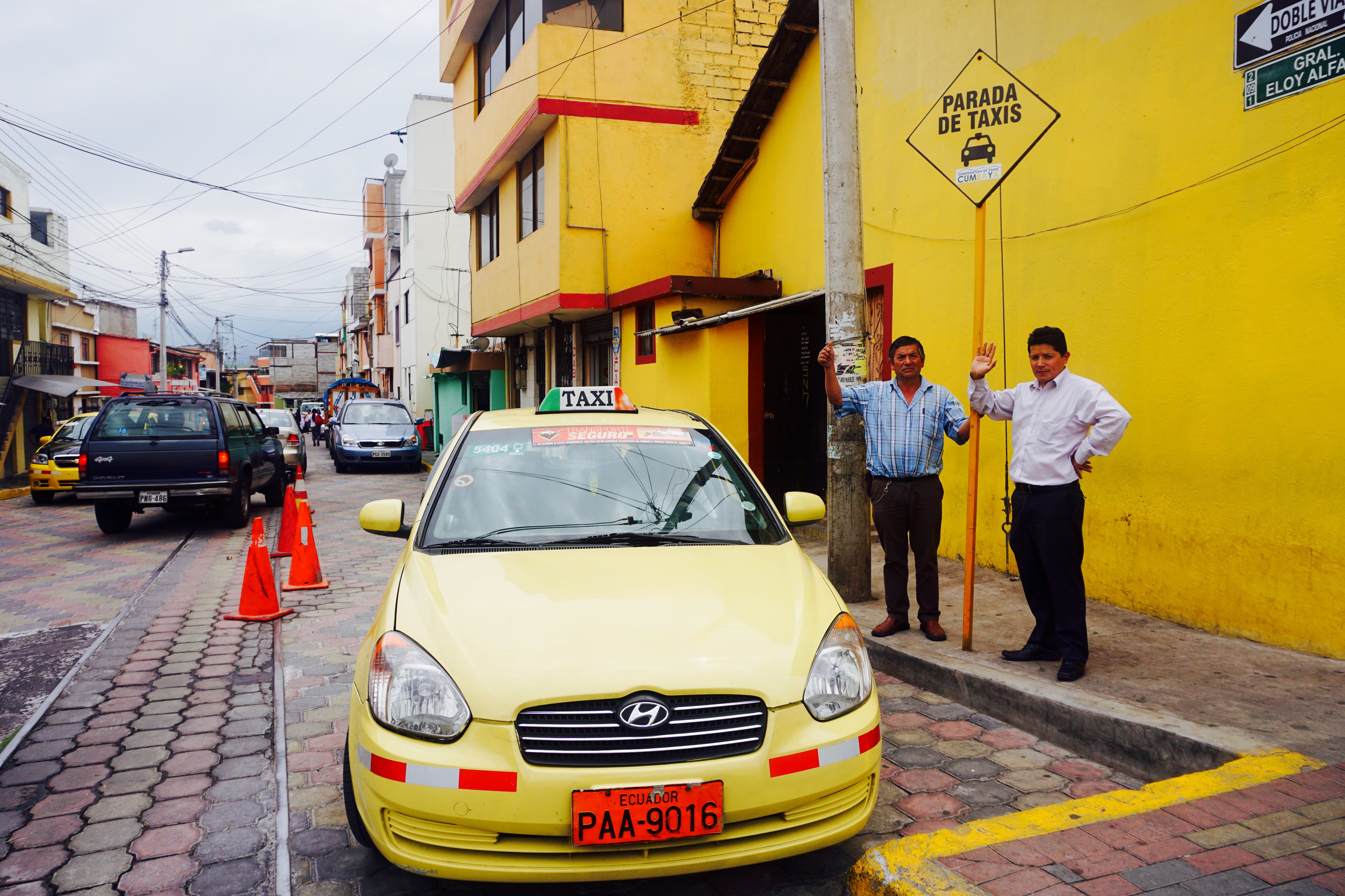 Parada Principal de Taxis en Cumbayá - Semáforo