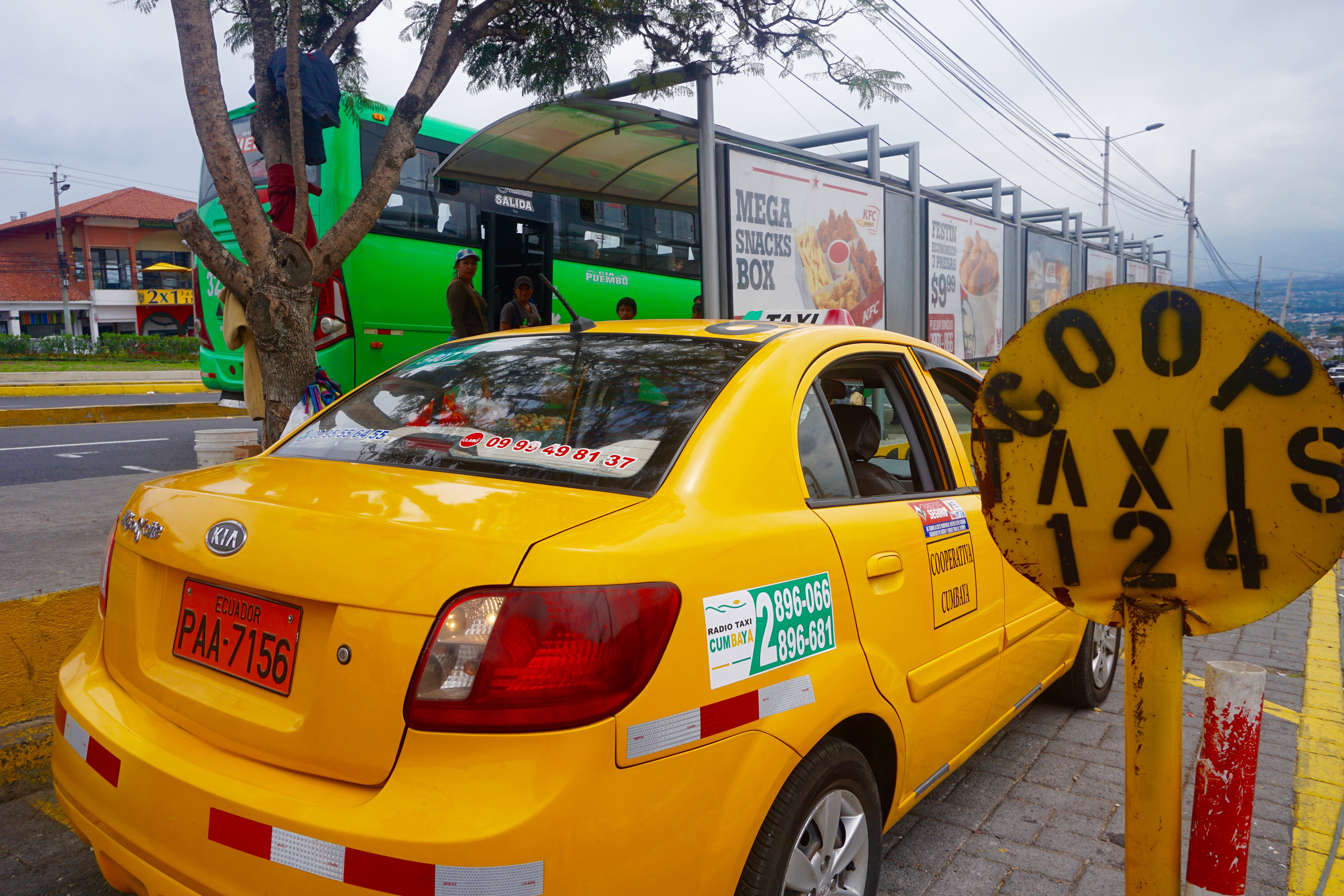 Parada de Taxis en Supermaxi de Cumbayá
